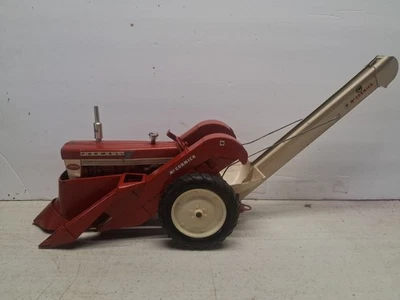 International Farmall 560 with 2-MH Corn Picker 1:16 - Image 1 of 4