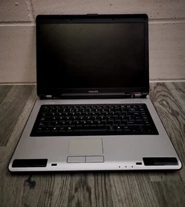 Toshiba Equium L40-156 Personal Laptop - Schwarz (PSL49E-006005KS) *DEFEKT* - Bild 1 von 11