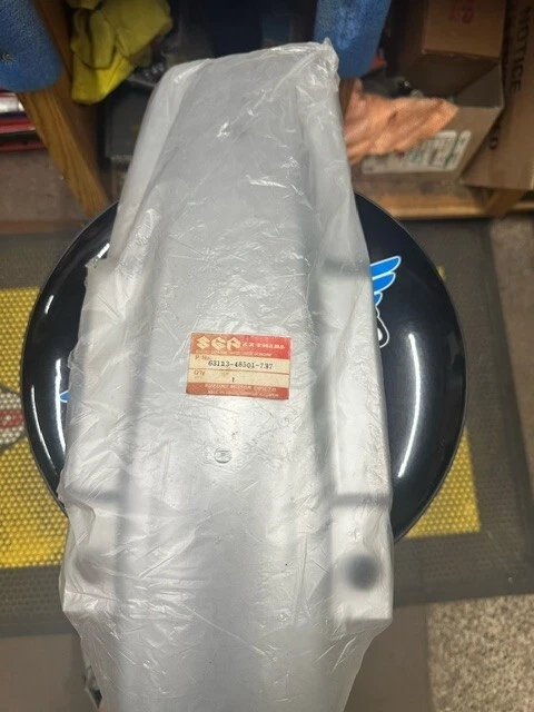 80 81 TS185 TS125 TS100 GUARDABARROS TRASERO PLATA PLÁSTICO CAPUCHA OEM 63113-48501-737 Foto 1 de 4