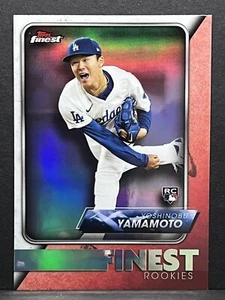 2024 Topps Finest YOSHINOBU YAMAMOTO REFRACTOR VARIACIÓN DISEÑO NOVATO #FRD-17 - Imagen 1 de 2