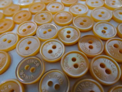 Винтажный хвостовик оранжевый оболочка 2 отверстия кнопки с поднятым краем 10 мм лот из 8 AA56 - Изображение 1 из 4