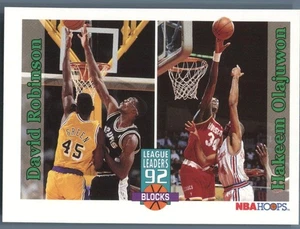 1992-93 Hoops #323 David Robinson / Hakeem Olajuwon - Foto 1 di 2