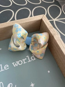 Small 2.5 inch Flower Print Boutique Bow on alligator hair clip Lemon Yellow - Picture 1 of 4