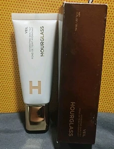 *NUEVO EN CAJA* (CAJA DAÑADA) Base hidratante Hourglass Veil™ para tinte de piel—Light 6 - Imagen 1 de 16