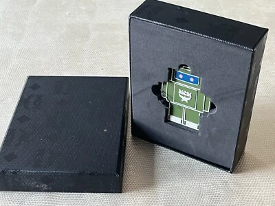 MCM Worldwide Robot USB Flash Drive - NUOVO colore verde design accessorio da viaggio - Immagine 1 di 4