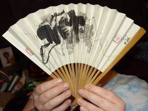 Vintage Japanese fan, hand painted flower design, signed - Picture 1 of 4