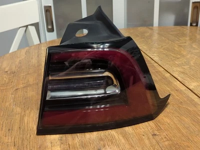 OEM | 2017 - 2023 Tesla Modelo 3/Y LED Luz Trasera Exterior (Derecha/Pasajero) Foto 1 de 4