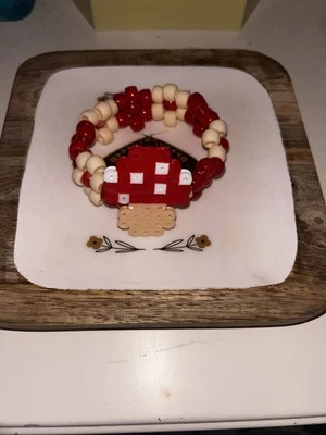 Pulsera Kandi Seta Roja y Blanca, Puño Flor con Dije Perler Adjunto Foto 1 de 4