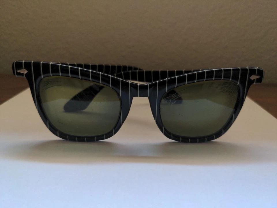 Óculos de sol vintage 1950 American Optical Calobar CP73-46 preto branco listrado com pinos - Imagem 1 de 4