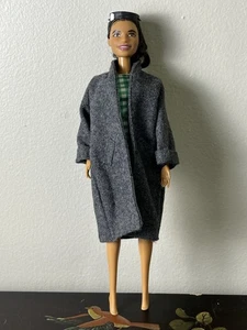 Barbie d'occasion Rosa Parks signature série femme inspirante comme vu - Photo 1/6