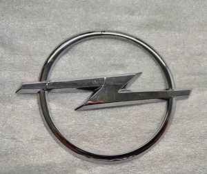OPEL OEM LOGO INSIGNIA EMBLEMA TRASERO 112mm ASTRA H OPEL ESTATE CORSA D VAUXHALL - Imagen 1 de 4