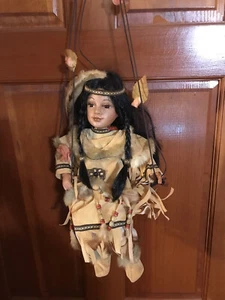 Muñeca de porcelana nativa americana Cathay Collection 15" en columpio #597 de 5000 - Imagen 1 de 8
