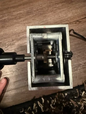 Máquina de tiro con arco eléctrica de colección Bohning Company herramienta de tiro con arco en funcionamiento Foto 1 de 3