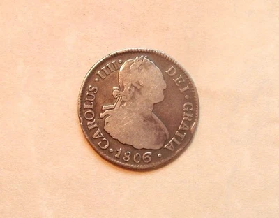 ESCASSA ERA COLONIAL E PIRATA ESPANHOLA 1806 DOIS 2 REALES CUNHADOS EM SANTIAGO CHILE - Imagem 1 de 2