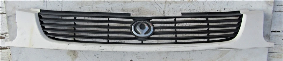 Решетка переднего радиатора Mazda 323 SDN модель 1995-97 б/у - Изображение 1 из 4