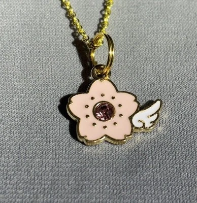 Collar Colgante Flor Alada Esmalte Rosa con Piedra Rosa Cadena Tonificada Dorada Foto 1 de 4