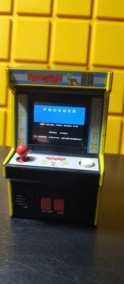 Frogger, juego electrónico retro de mano, ha sido probado. necesitas pilas  Foto 1 de 4