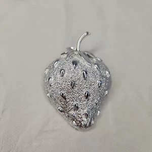 Broche prendedor vintage tono plata años 60 Strawberry Ice Sarah Coventry - Imagen 1 de 2