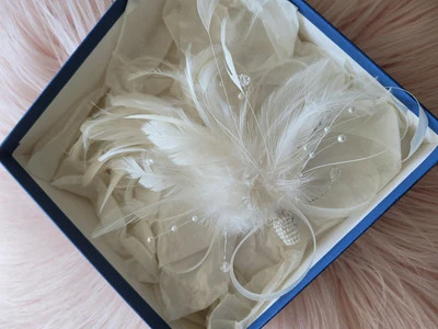 Pieza de pluma nupcial Bel Air Foto 1 de 4