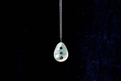 Кулон из перламутра инкрустированный круглыми опалами 3 x 5 мм и опаловой подложкой - Изображение 1 из 4