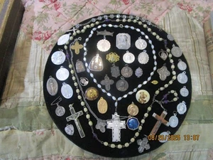 Antiguo GRUPO DE JOYERÍA RELIGIOSA VINTAGE Medallas Rosarios Cruz Dijes Católicos - Imagen 1 de 17