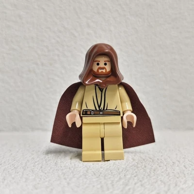 LEGO Minifigura Qui-Gon Jinn - Cabeza de Turrón Claro, Capucha Marrón y Capa Foto 1 de 4