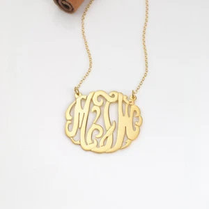 Collar con monograma personalizado de oro y plata de ley con cualquier nombre y escritura para ella - Imagen 1 de 8