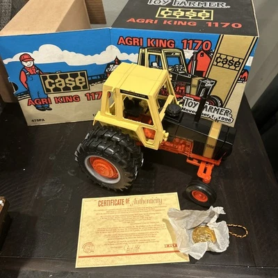 Ertl 1:16 Estuche Agri King 1170 Demostrador Dorado, 1996 Toy Farmer Certificado de Autenticidad Moneda Nuevo en Caja Foto 1 de 4