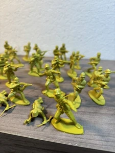 Vintage Armee Figuren (35) Stück Markenlos - Bild 1 von 9