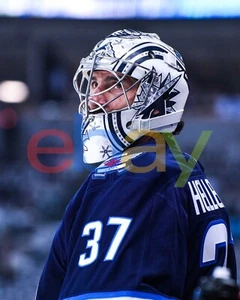 Foto de hockey de Connor Hellebuyck retrato de los playoffs Winnipeg Jets 8x10 de la NHL - Imagen 1 de 1