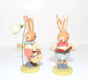 Erzgebirge Osterhase 2 Stück mit Märzenbecher und Buch Ostern - Bild 1 von 3