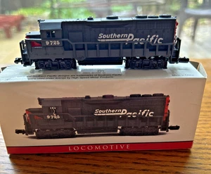 Southern Pacific Locomotive # 9725 Model Train - Open Box -Free Shipping - Picture 1 of 5