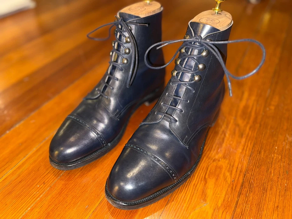 Bota de vestir Tricker’s “Super Boot” M5635 azul marino con puntera y puntera - Reino Unido 9,5 - Hecha en Inglaterra Foto 1 de 4