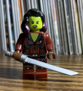 GAMORA LEGO MINIFIGURE 76021 DARK RED SUIT W/ BLADE GUARDIANS OF THE GALAXY - Picture 1 of 2