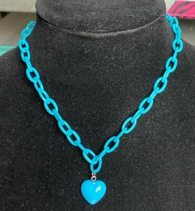 Nuevo con etiquetas Collar Plástico Corazón Regalo Hermoso 16 3/4"" Largo 3/4"" Corazón Bebé Azul - Imagen 1 de 2