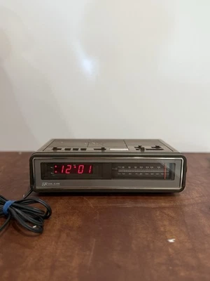 Vintage Sears AM/FM Dual Alarm  Radial Dial Battery Back Up Clock Radio - Image 1 of 4