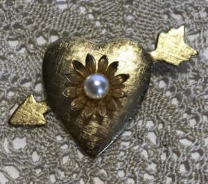 Brosche Anstecknadel Kunstperle Herzform mit Pfeil Vintage goldfarben Liebe Amor - Bild 1 von 7
