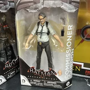 "Figura de acción 2015 DC Direct Toys Batman Arkham Knight Commissioner Gordon 7""" - Imagen 1 de 5