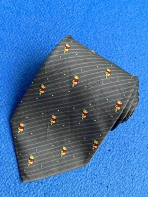 Auténtica corbata gris 100 % seda diseño de dibujos animados Pooh a rayas de Disney Lloyds Foto 1 de 4