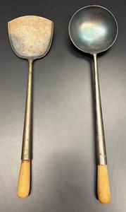 Spatola e mestolo vintage FORGIATI A MANO con accenti in legno set di 2 ottima patina! - Foto 1 di 5