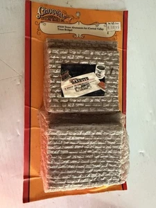 Chooch Enterprises 7039 HO Scale Stone Abutments for Central Valley Truss Bridge - Bild 1 von 1