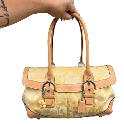 Bolso de Hombro Vintage Y2K Coach 6722 Amarillo Óptico Firma Jacquard Solapa Cartera Foto 1 de 4