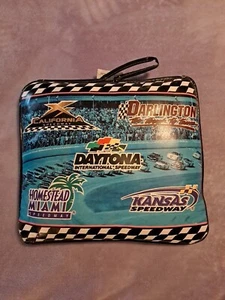 Asiento cojín vintage NASCAR Race Daytona Kansas Talladega Darlington pistas de carreras - Imagen 1 de 3