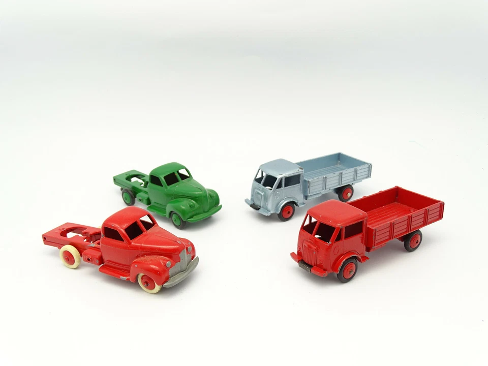 Dinky Toys 1/43 - Lot de 4 petits camions Ford et Studebaker - Photo 1/1