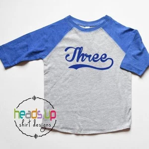 Camiseta de cumpleaños de tres béisbol Raglan - niño/niña tercer cumpleaños - niño pequeño 3r - Imagen 1 de 2