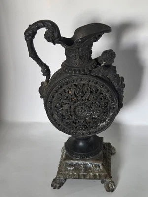 Urna decorativa ornamentada vintage de metal fundido com alça base em relevo - Imagem 1 de 4