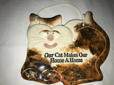 Hecho a mano NUESTRO GATO HACE LA CASA UN HOGAR Cerámica ARTE ARCILLA PLACA Pared Letrero 3D CARA 7" Foto 1 de 4