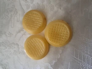 3 bottoni vintage in plastica con gambo bianco 1 3/4" modello tondo tessuto - Foto 1 di 2