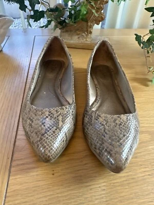 Pisos de ballet Life Stride 8M estilista de negocios informales con estampado de serpiente punta Foto 1 de 4