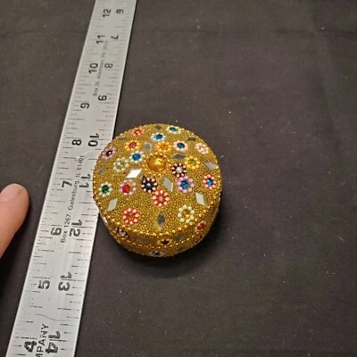 Caja decorativa de metal dorado Kumkum caja baratija espejo y piedra trabajo  Foto 1 de 4